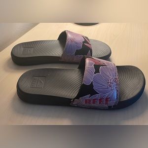 Reef flower design, pink and black slides